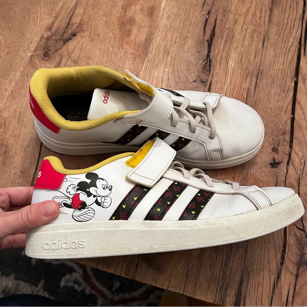 2023 Disney grand Court Mickey Mouse sambas white indoor soccer turf shoe rare 7
